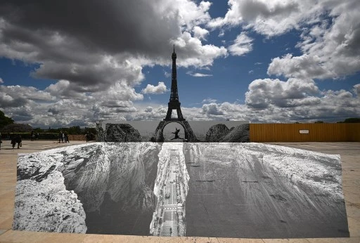 Street art: un canyon au pied de la tour Eiffel signé JR