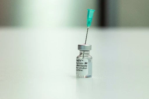 Des influenceurs approchés pour critiquer le vaccin Pfizer sur les réseaux sociaux