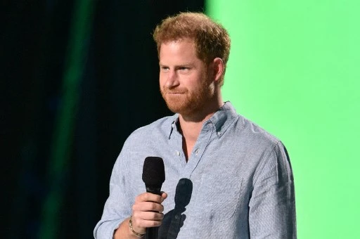 Le prince Harry, duc de Sussex, le 2 mai 202, lors de l'enregistrement du concert "Vax Live" au SoFi Stadium à Inglewood, en Californie. Dans une nouvelle série documentaire dont la sortie est prévue le 21 mai 2021, le prince Harry insiste une fois de plus sur le fait que sa famille a fermé les yeux sur les difficultés de sa femme Meghan Markle. (Valerie Macon/AFP)