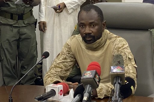 Nouvelle crise au Mali: les militaires arrêtent le président et le Premier ministre de transition