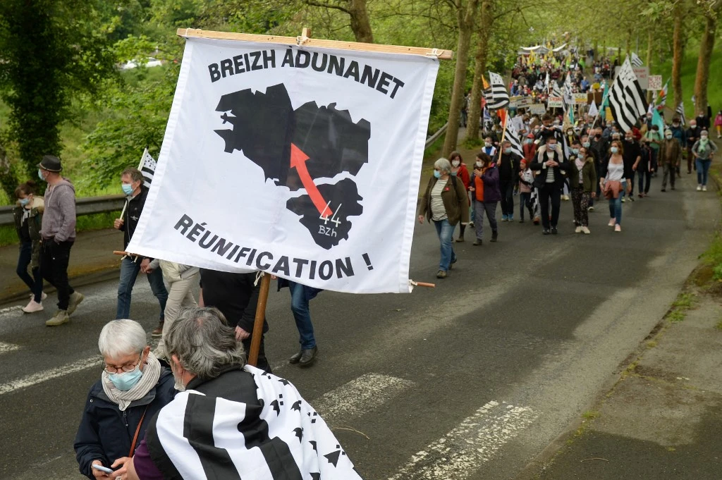 Des milliers de manifestants pour défendre les langues régionales
