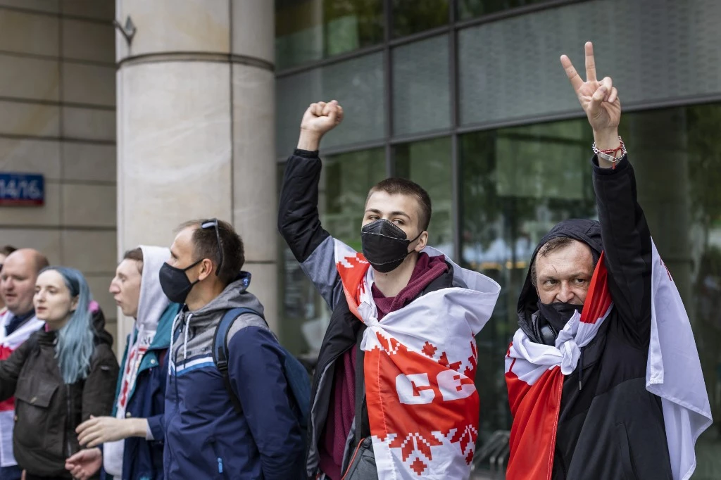 Bélarus: les parents du journaliste dissident à une manifestation à Varsovie