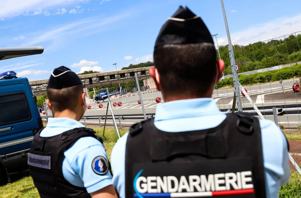 Les gendarmes prêts à une nuit de traque d'un ex-militaire lourdement armé