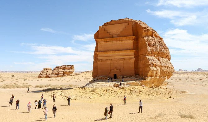 Visiteurs devant la tombe de Qasr Al-Farid située sur le site archéologique de Madain Saleh à Al-Ula, en Arabie Saoudite. (Reuters)