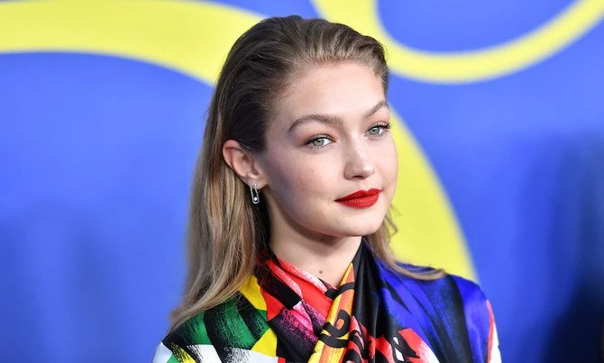 Gigi Hadid célèbre la Journée mondiale du keffieh en l’honneur de l’imprimé arabe