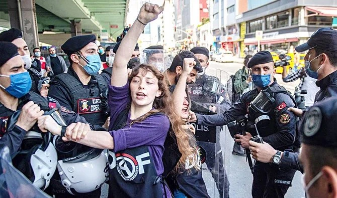 Les manifestants turcs «font face à une menace croissante de violence policière»