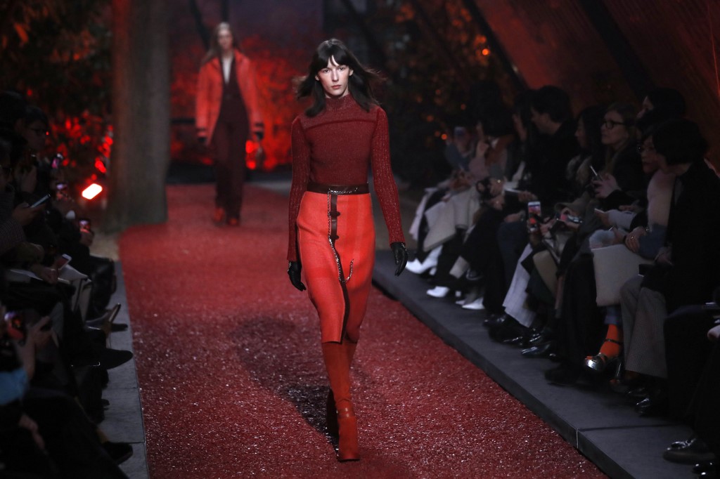 Nouvelle élégance post-Covid au «défilé augmenté» d'Hermès à Paris