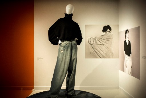 Une création du couturier belge Martin Margiela dans le cadre de l'exposition "Margiela : Les années Hermès" au musée des Arts décoratifs de Paris le 20 mars 2018. (Philippe Lopez/AFP)