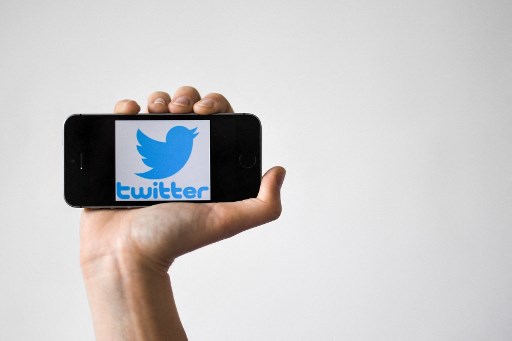 Une femme montre un smartphone avec le logo du réseau social américain Twitter, le 2 mai 2019 à Nantes, dans l'ouest de la France (Photo, AFP)
