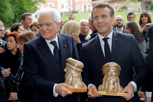 Le président italien Sergio Mattarella (g) et le président français Emmanuel Macron tiennent des bustes du peintre et scientifique italien de la Renaissance Léonard de Vinci lors d'une visite au château du Clos Lucé, dans le cadre d'une commémoration du 500e anniversaire de sa mort, à Amboise, dans le centre France le 2 mai 2019. (Philippe Wojazer / AFP)