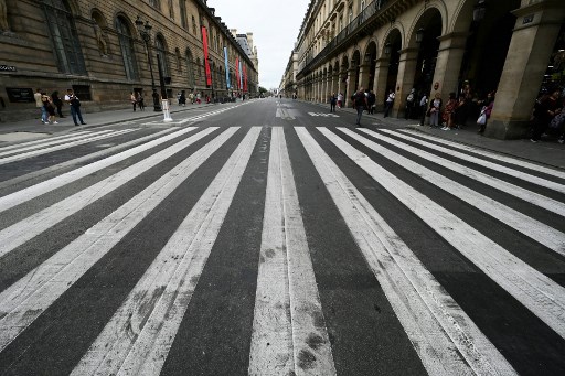 Des gens marchent sur les trottoirs de la rue Rivoli, à Paris, la capitale française, le 22 septembre 2019, lors de la cinquième édition de la « journée sans voitures » (Photo, AFP)