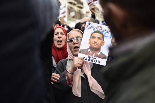 Les gens défilent avec des pancartes appelant à la libération de la figure de l'opposition algérienne détenue Karim Tabbou dans la capitale Alger le 24 janvier 2020 (Photo, AFP)