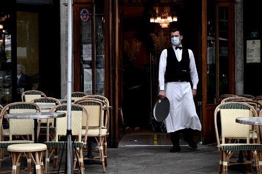 "Il faut remettre la machine en route, réapprendre le numéro des tables", ajoute en plein ménage Cyril, chef de rang.(AFP)