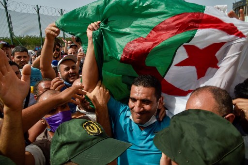 L'opposant Karim Tabbou, figure du Hirak, salué à sa sortie de prison le 2 juillet 2020 (Photo, AFP)