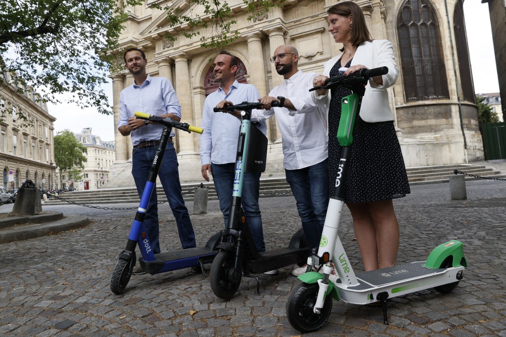 La mairie de Paris hausse le ton contre les trottinettes en libre-service