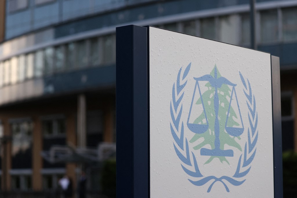 Une photo prise le 18 août 2020 montre une pancarte devant le bâtiment du Tribunal spécial pour le Liban (TSL) soutenu par l'ONU à Leidschendam. KENZO TRIBOUILLARD / AFP
