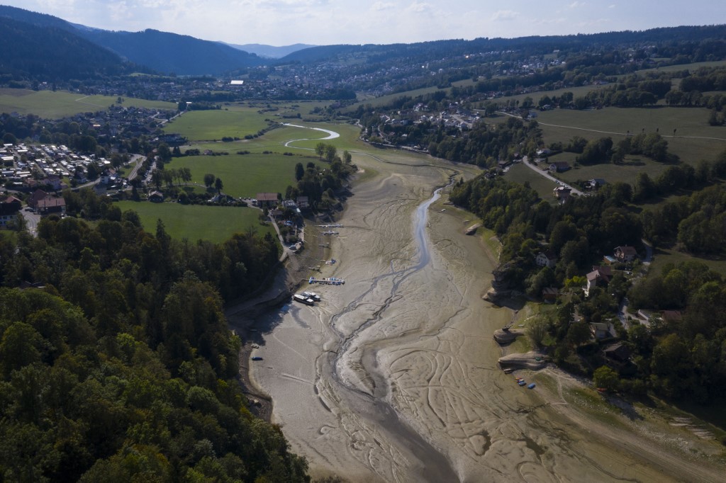 Vue générale du Doubs asséché, le 15 septembre 2020, à Villers-le-Lac, dans l'est de la France. Une sécheresse dans la région a fait que le fleuve est à l'un de ses plus bas niveaux depuis plus d'un siècle. SEBASTIEN BOZON / AFP