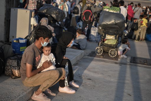 Des réfugiés des îles de Lesbos, Chios, Samos, Kos et Leros attendent de monter à bord des bus pour être transférés dans des camps en Grèce continentale, le 29 septembre 2020 (Photo, AFP)
