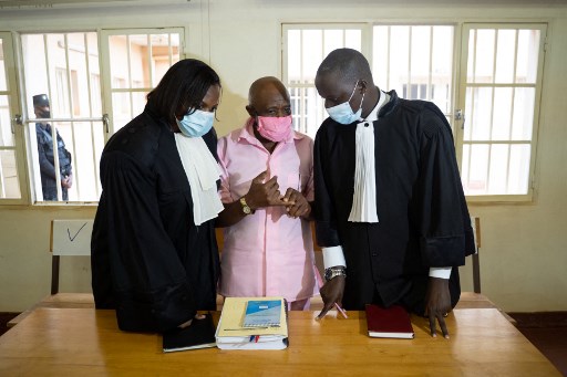Le héros de "Hotel Rwanda" Paul Rusesabagina (c) et son avocat David Rugaza (d) à la Cour de justice de Nyarugenge à Kigali, Rwanda, le 2 octobre 2020. Paul Rusesabagina fait face à 13 chefs d'accusation, dont le terrorisme, pour avoir fait partie de la plate-forme politique du MRCD. (Simon Wohlfahrt/AFP)