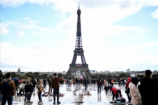Climat: action d'Extinction Rebellion près de la Tour Eiffel
