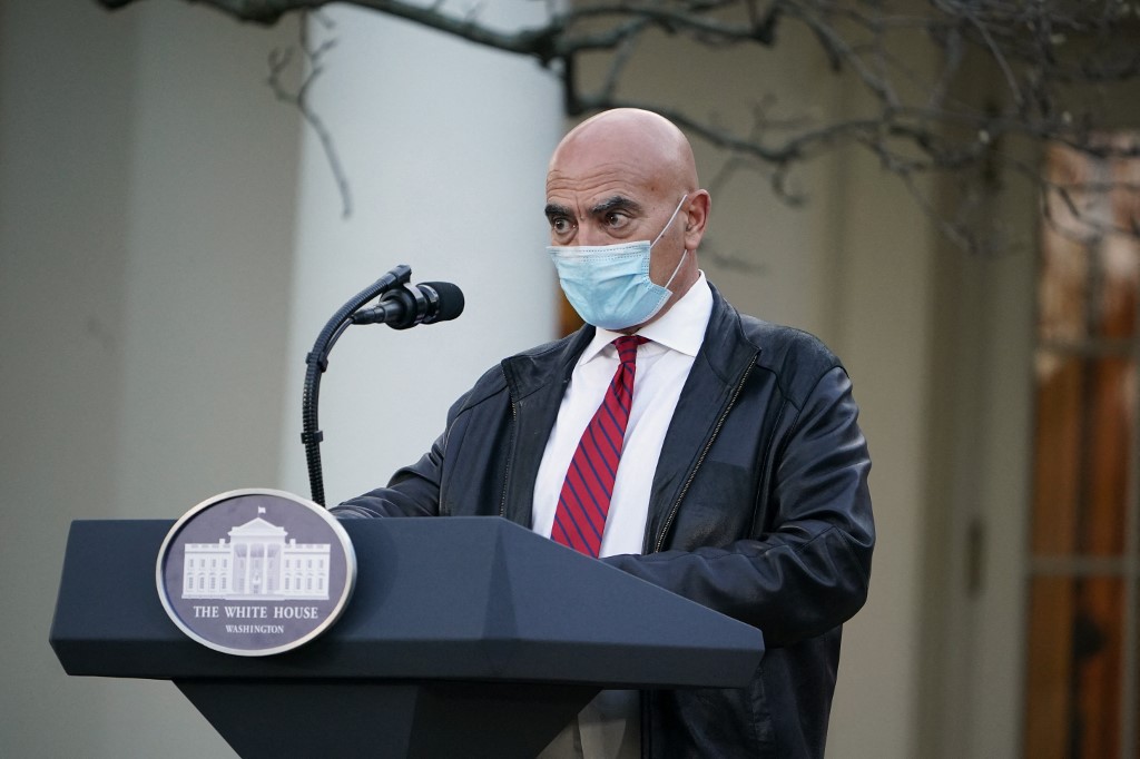 Le Dr Moncef Slaoui en conférence de presse, le 13 novembre à Washington (Photo, AFP).