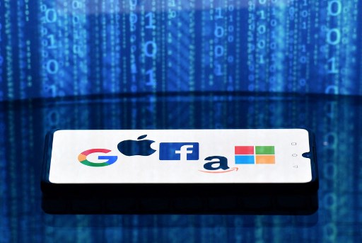 Une photo d'illustration prise à Londres le 18 décembre 2020 montre les logos de Google, Apple, Facebook, Amazon et Microsoft affichés sur un téléphone mobile. La pandémie de coronavirus a renforcé l'emprise des géants de la technologie sur la vie de milliards de clients. (Justin Tallis/AFP)