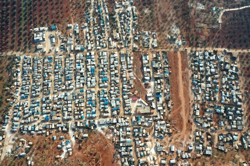 Une photo aérienne montre des camps de déplacés syriens dans le village de Killi, près de Bab al-Hawa, à la frontière avec la Turquie, dans la province d'Idleb (nord-ouest), le 9 janvier 2021 (Photo, AFP)