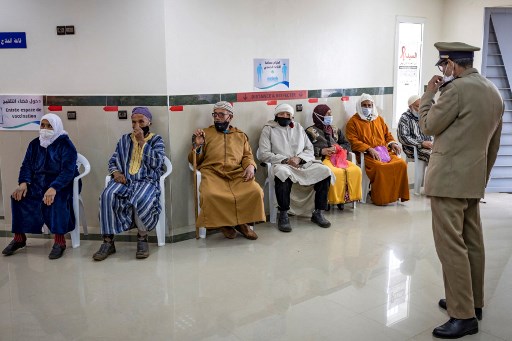 Des Marocains âgés attendent leur tour dans un centre de vaccination de la ville de Salé le 12 février 2021, dans le cadre d'une campagne dans la région. (Fadel Senna/AFP)