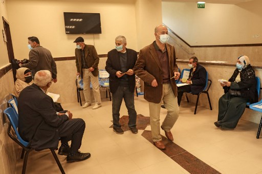 Des Palestiniens attendent de recevoir une dose du vaccin russe Spoutnik V COVID-19 à la clinique Sheikh Redwan de l'Office de secours et de travaux des Nations Unies pour les réfugiés de Palestine (UNRWA) dans la ville de Gaza le 16 mars 2021.(Mohammed Abed/AFP)