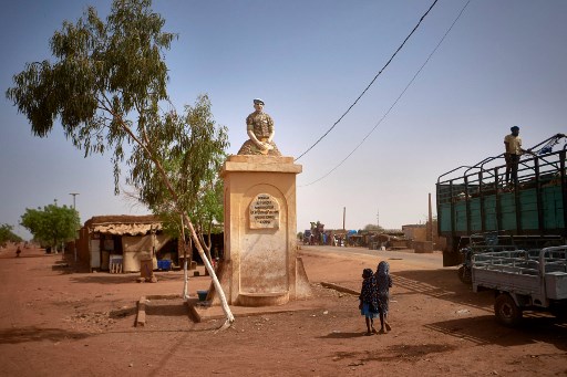 Un monument érigé en l'honneur du premier soldat français tué et des soldats maliens tués lors de la bataille de Konna, le 20 mars 2021 (Photo, AFP)