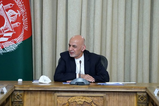 Le président afghan Ashraf Ghani lors d'une réunion avec le secrétaire d'État américain Antony Blinken à Kaboul, le 15 avril 2021 (Photo, Palais présidentiel afghan / AFP)