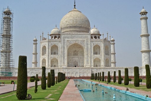 Joyau architectural de l'art indo-islamique, le Taj Mahal a été construit par l'empereur moghol Shâh Jahân en mémoire de son épouse préférée, Mumtaz Mahal, morte en 1631, et figure sur la liste du Patrimoine mondial de l'Unesco (Photo, AFP)