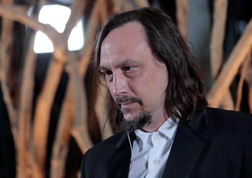 Le compositeur français Nicolas Becker, prix du meilleur son pour "Sound of Metal" lors d'une projection des Oscars le 26 avril 2021 à Paris. (Lewis Joly / Pool / AFP)