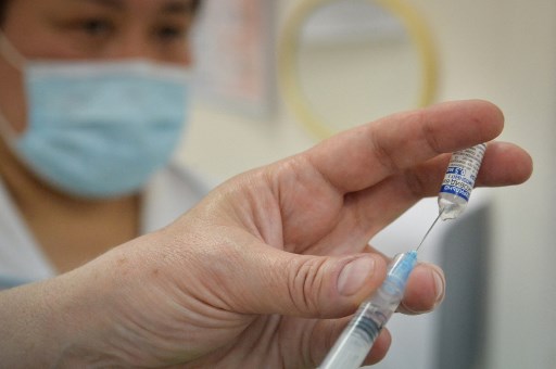 Un membre du personnel médical prépare une dose du vaccin russe Spoutnik V, le 27 avril 2021 (Photo, AFP)