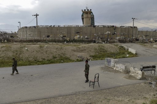 Des soldats de l'Armée nationale afghane (ANA) montent la garde à un poste de contrôle à l'extérieur d'une base militaire américaine à Bagram, à environ 50 km au nord de Kaboul, le 29 avril 2021 (Photo, AFP)