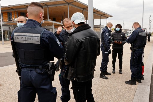 En mars 2017, trois lycéens d'Epinay-sur-Seine (Seine-Saint-Denis), Ilyas, Mamadou et Zakaria, sont contrôlés au retour d'un voyage scolaire à Bruxelles, devant leur classe et les passants.(AFP)
