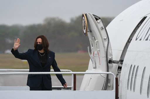 La vice-présidente américaine Kamala Harris se rend à bord d'Air Force Two avant de quitter T.F. L'aéroport international vert de Warwick, Rhode Island, le 5 mai 2021 (Photo, AFP)