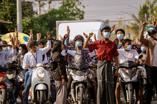 Des manifestants faisant le salut à trois doigts lors d'une manifestation contre le coup d'État militaire à Mandalay, le 18 mai 2021 (Photo, AFP)