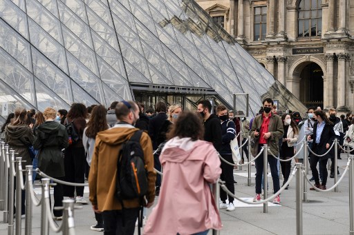 Les gens font la queue devant le musée du Louvre à Paris le 19 mai 2021 (Photo, AFP)