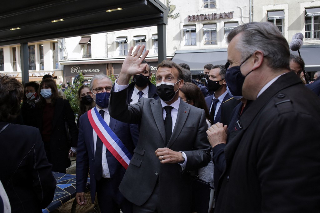 Macron reprend la route loin de Paris pour sortir de la crise