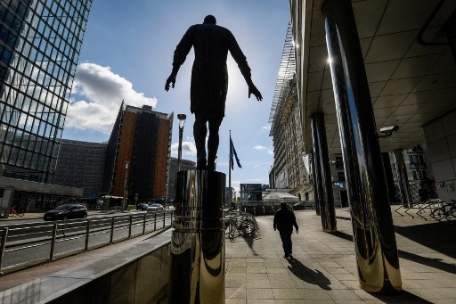 Un homme passe devant les bâtiments de la Commission de l'Union européenne. (AFP)