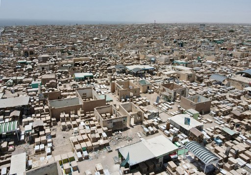 Une vue aérienne montre le cimetière de Wadi al-Salam (« Vallée de la paix »), le plus grand cimetière du monde, dans la ville sainte chiite de Najaf, dans le centre de l'Irak, le 23 mai 2021, qui a atteint sa pleine capacité selon les autorités locales (Photo, AFP)