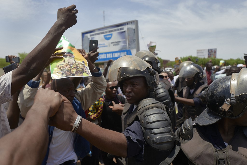 Mali: la communauté internationale fait pression à minima sur la junte