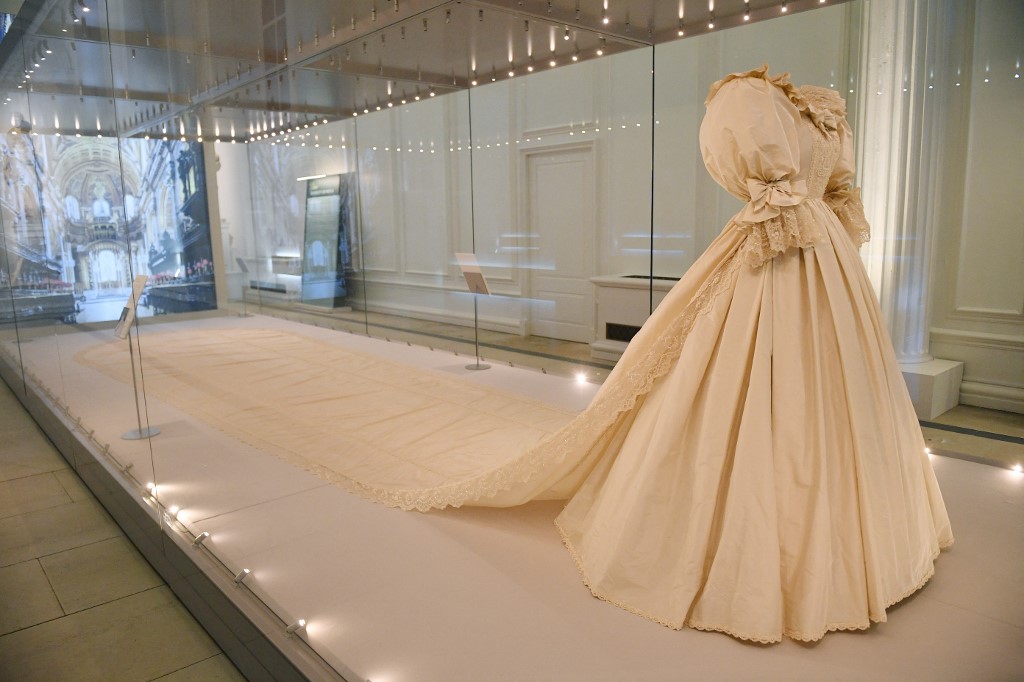 La robe de mariage de Diana au centre d'une exposition sur les créateurs de la famille royale