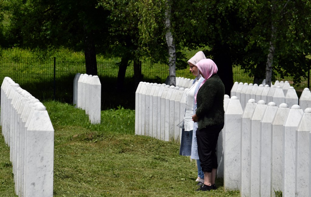 Bosnie: destruction d'une église illégalement construite près de Srebrenica