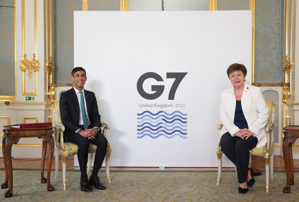 Le chancelier de l'Échiquier britannique Rishi Sunak (à gauche) rencontre la directrice générale du FMI Kristalina Georgieva (à droite) à Lancaster House à Londres le 3 juin 2021 à la veille de la réunion des ministres des Finances du G7. HANNAH MCKAY / POOL / AFP
