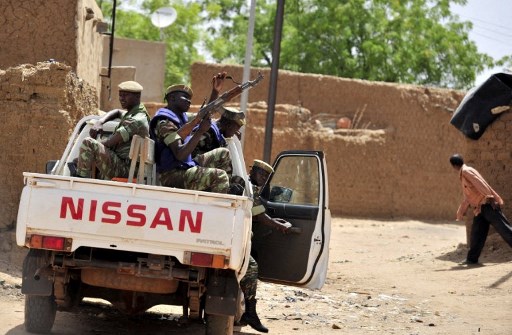 Des soldats burkinabés patrouillent dans une camionnette à Gorom-Gorom, dans le nord du Burkina Faso, le 27 juin 2012 (Photo, AFP)