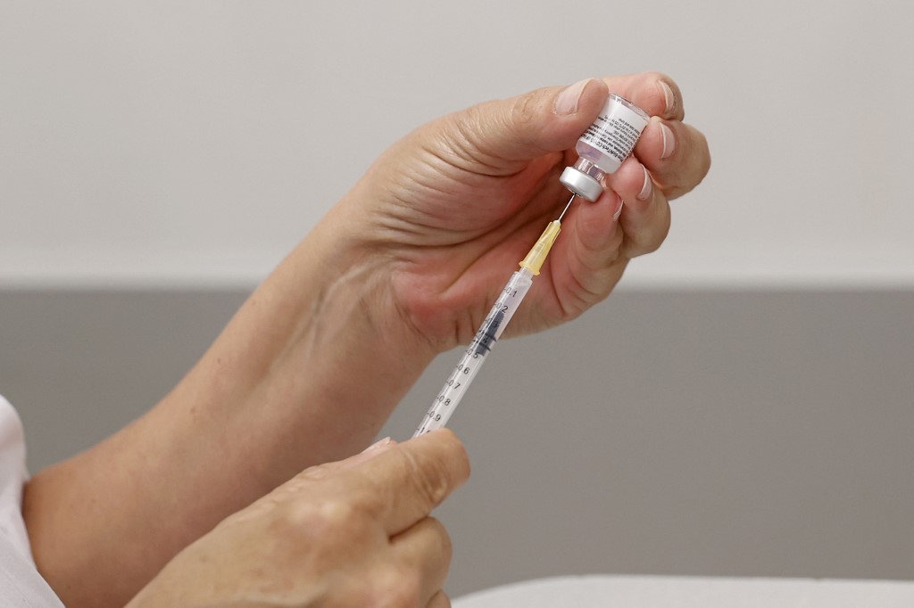 Un médecin prépare une dose du vaccin Pfizer / BioNTech Covid-19 au Maccabi Healthcare Services de la ville côtière de Tel Aviv le 6 juin 2021, alors qu'Israël entame une campagne de vaccination contre le coronavirus pour les 12 à 15 ans (AFP)