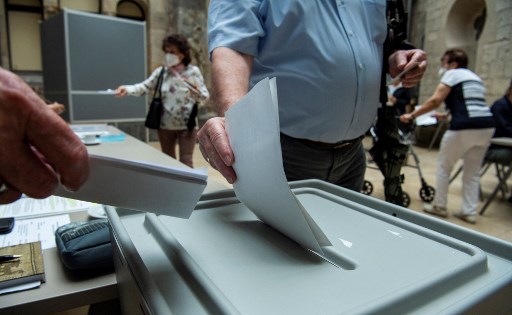 Un électeur vote dans un bureau de vote du musée d'histoire de l'art de Magdebourg le 6 juin 2021 (Photo, AFP)