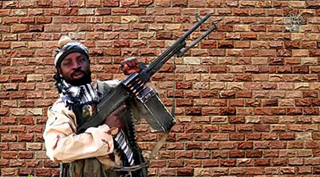 Une capture vidéo réalisée le 15 janvier 2018 montre le chef de faction de Boko Haram, Abubakar Shekau, tenant une mitrailleuse lourde (Photo, AFP)